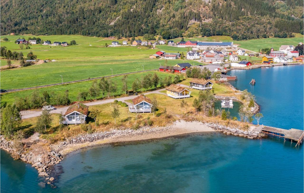 Cozy Home In Fjaerland With House A Mountain View Exteriér fotografie