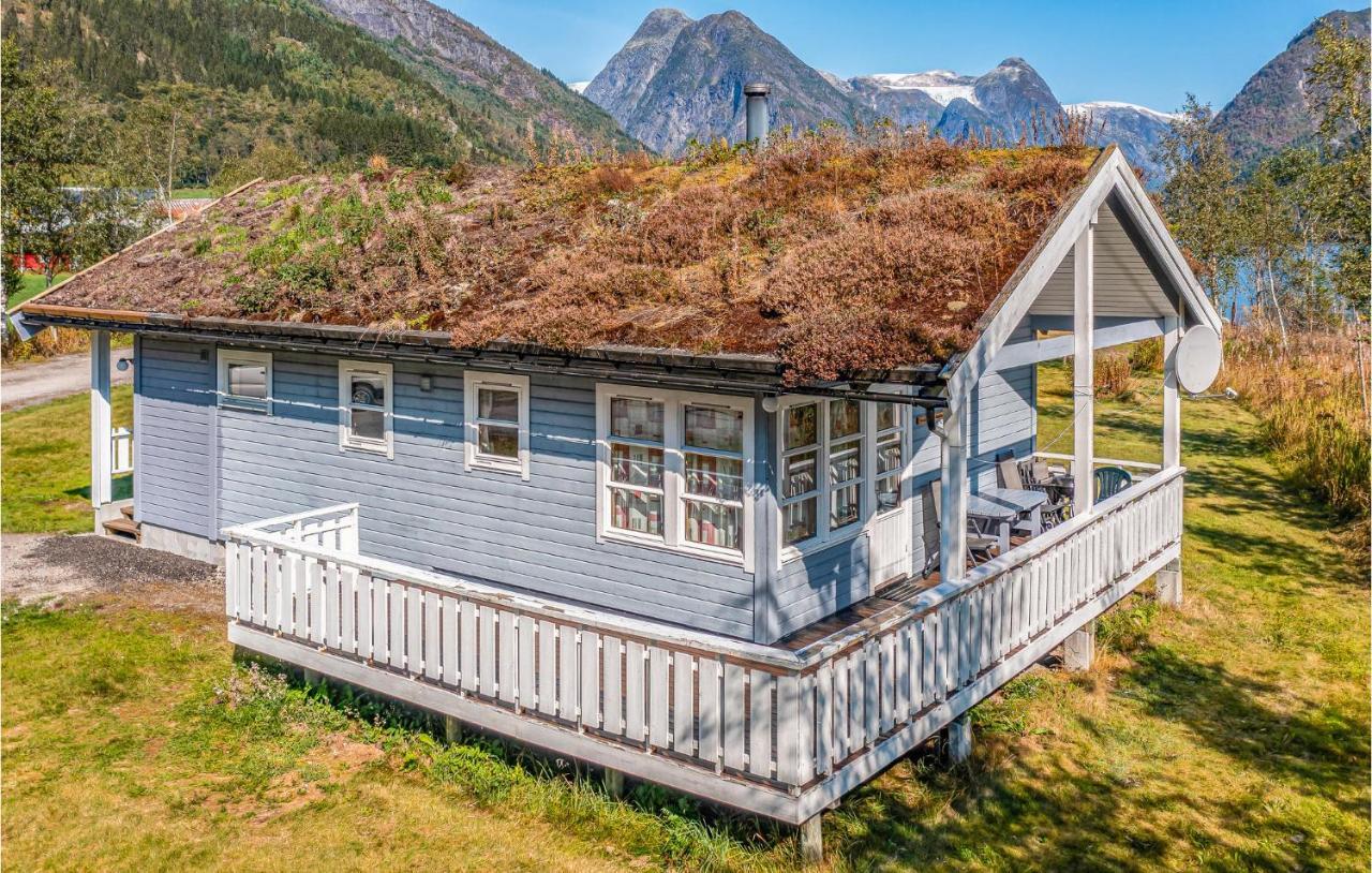 Cozy Home In Fjaerland With House A Mountain View Exteriér fotografie